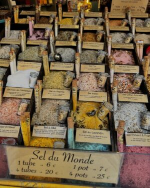 Maïka Desnoyers Instagram - Ville de Nice jour 1

Quelle belle ville.
On a profité de la belle journée pour prendre un café et découvrir le vieux Nice et aller sur la promenade des anglais. Les paysages et l’architecture sont EXCEPTIONNELS. 
J’avais envie de vous partager les clichés que j’ai pris en explorant la ville.
En espérant que ça vous fasse voyager virtuellement.
Maintenant sieste pour tous ( il y a 6h de plus ici, il est presque 16h) et ensuite on va voir un match des Aigles de Nice ♥️

#Nice #Travel #voyage #placedesanglais #architecture #family
