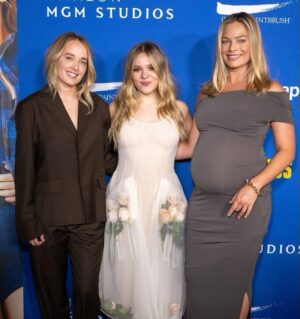 Maisy Stella Instagram - My old ass very special LA screening 
🍄3 days til it’s out in select theaters 🍄 aaaaaand 17 days til it’s out everywhere 🍄 LOOOOOOVEEEEEEEE