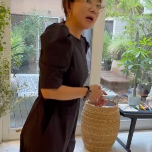 Maki Tamaru Instagram - 河口湖から
帰宅

確かに、相方さんの言ってることの辻褄も合わない点も、今から思い返せばたくさんあった様に思う

なんとなく、帰宅するまでの時間の読みが
意味不明で
スムーズに帰るはずが、急に御殿場のアウトレットに寄ろうと言い出したり？？？

六本木ヒルズでにトイレに寄り道したり
今から思えば、不審点はたくさんあった

帰宅して
玄関を開けると、目の前に大好きな人達！！！

完全に　感動詐欺にあいました🤪
みんな
今、大人気のNetflixの地面師になれます！

大切なみんなから
少し早いお誕生日のお祝いをしてもらいました。　

私たちが帰ってくる前に
すべてセッティングしてくださっていて

しかも、みんなで、あれやこれやと
頭を悩ませながら
シミュレーションまでしてくれて

後に届いた動画を見て、また感動

私は自分で自慢できるところなんて何もないけれど
私にできる自慢は
私の周りにいる友達は、ほんとにみんなびっくりする位
素敵な人たちで

優しくて真面目で
才能豊かで楽しくて
ひたすら
魅力的な人たち
何しろいつも　自分のことより、誰かを心配して
誰かに手を差し伸べられる
純粋でシンプルにあたたかいひとたち。

そんな人たちと出会えて

本当に私は幸せ者です
眠る前に

ふと
大阪の両親の
顔が浮かび

あたらめて
電話して伝えよう　と思ったのか

「ありがとう」　でした。

あと数日で
46歳になります
生んでくれてありがとう