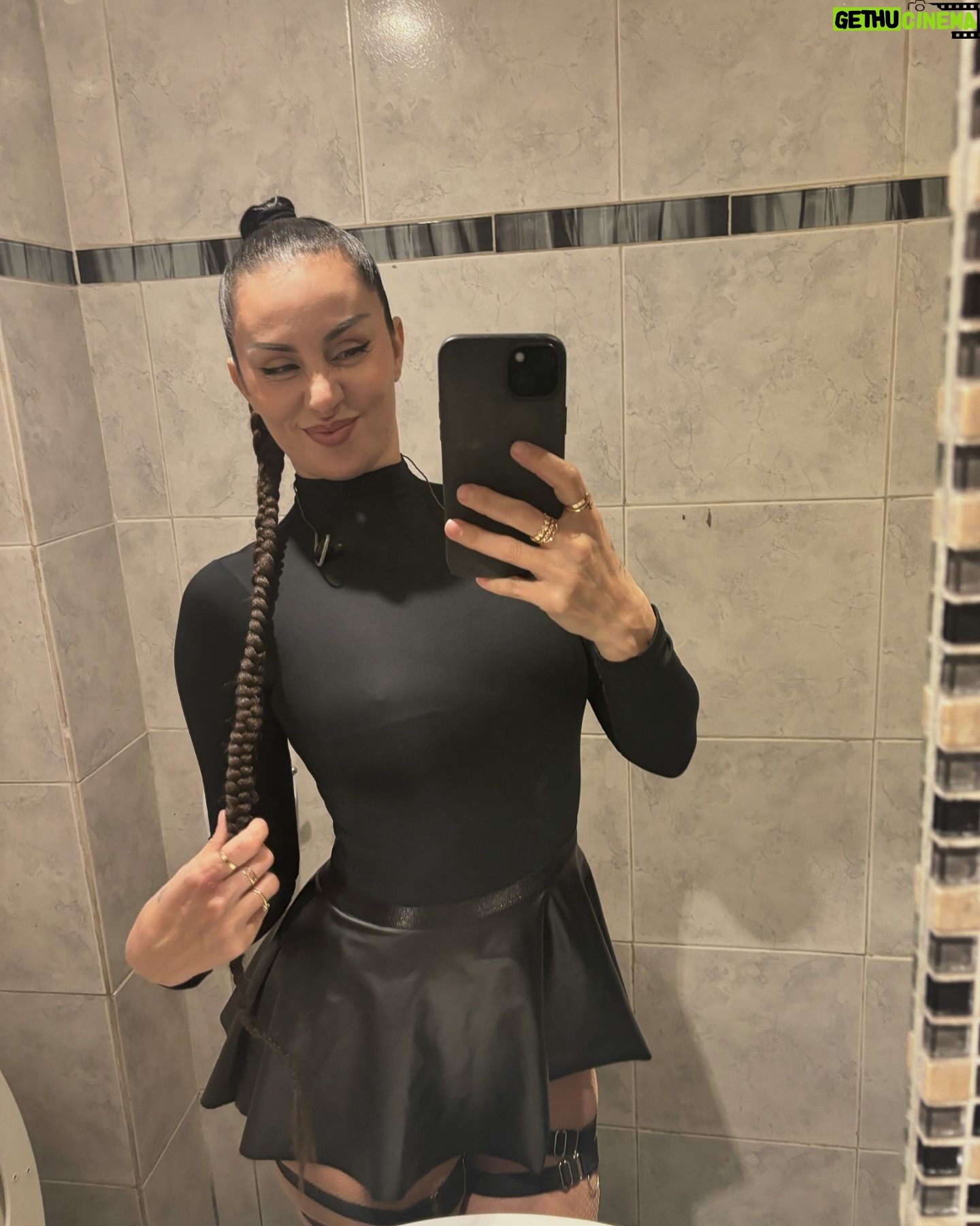 Mala Rodríguez - 44.7K Likes - Qué regalo!!!! 🐚🪡 hoy les espero en Santiago!!!! Va a ser algo muy especial✨✨✨