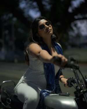 Malavika Sreenath Instagram - Ride polaama? 😉 

📸 @muzammilmooza 🫶🏼