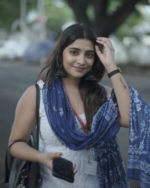 Malavika Sreenath Instagram - Still living in my “Neethane en ponvasantham” Era🌸

📸 @muzammilmooza eppadi ivlo azhaga! 🙈

[ neethane en ponvasantham, ootd, white kurti, tamil, college fit, azhagu, tamil girl, gvm, ilayaraja ]