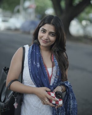 Malavika Sreenath Instagram - Still living in my “Neethane en ponvasantham” Era🌸

📸 @muzammilmooza eppadi ivlo azhaga! 🙈

[ neethane en ponvasantham, ootd, white kurti, tamil, college fit, azhagu, tamil girl, gvm, ilayaraja ]
