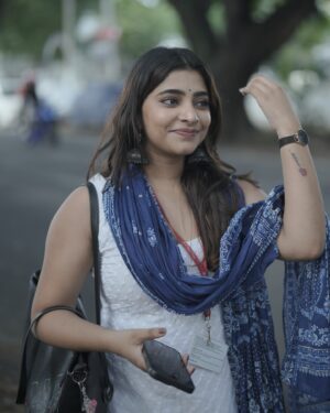 Malavika Sreenath Instagram - Still living in my “Neethane en ponvasantham” Era🌸

📸 @muzammilmooza eppadi ivlo azhaga! 🙈

[ neethane en ponvasantham, ootd, white kurti, tamil, college fit, azhagu, tamil girl, gvm, ilayaraja ]