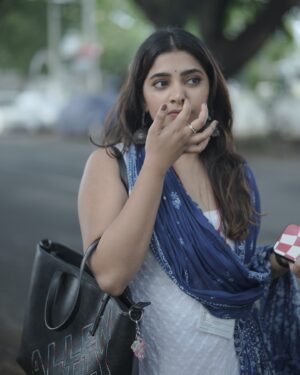 Malavika Sreenath Instagram - Still living in my “Neethane en ponvasantham” Era🌸

📸 @muzammilmooza eppadi ivlo azhaga! 🙈

[ neethane en ponvasantham, ootd, white kurti, tamil, college fit, azhagu, tamil girl, gvm, ilayaraja ]