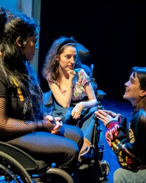 Malena Ratner Instagram - @lonormalteatro se estreno en El Picadero. Los Lunes 20hs
No entiendo nada. Siempre dije que el picadero es mi teatro favorito en bs as. No sé bien como decidí escribir una obra. Fran se sumo al toque, tampoco sé cómo. Este año aparecieron connie y rodri. Bri se le sumó a Cami para hacer un dúo contra todo riesgo. Mi papá hizo una rampa re fachera para que las pibas suban al escenario. Robé muchas cosas a la gente porque nos faltaba utilería. Mari, mai, raque, diego y el purrete la rompieron toda. Quise decir algo antes de arrancar la función y no pude, me largue a llorar. Fran si pudo,por suerte,  y ahí lloró Azul. 
Vino mi familia, muches amigues a hacer el aguante y fue hermoso. Tati la vio en primera fila y volvió a decir: “mira! Las dos actrices esas son como yo”. 
Y yo no doy mas de agradecida y felíz. No entiendo nada. Sólo confirmo que el teatro es locura, es amor y es equipo. No hay otra.