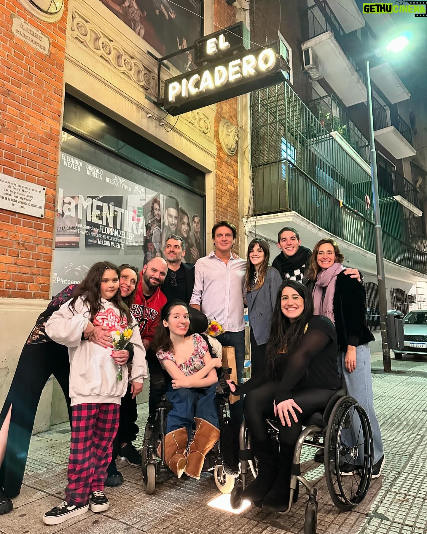 Malena Ratner - 3 Likes - @lonormalteatro se estreno en El Picadero. Los Lunes 20hs
No entiendo nada. Siempre dije que el picadero es mi teatro favorito en bs as. No sé bien como decidí escribir una obra. Fran se sumo al toque, tampoco sé cómo. Este año aparecieron connie y rodri. Bri se le sumó a Cami para hacer un dúo contra todo riesgo. Mi papá hizo una rampa re fachera para que las pibas suban al escenario. Robé muchas cosas a la gente porque nos faltaba utilería. Mari, mai, raque, diego y el purrete la rompieron toda. Quise decir algo antes de arrancar la función y no pude, me largue a llorar. Fran si pudo,por suerte, y ahí lloró Azul.
Vino mi familia, muches amigues a hacer el aguante y fue hermoso. Tati la vio en primera fila y volvió a decir: “mira! Las dos actrices esas son como yo”.
Y yo no doy mas de agradecida y felíz. No entiendo nada. Sólo confirmo que el teatro es locura, es amor y es equipo. No hay otra.