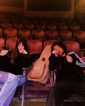 Malena Ratner Instagram - @lonormalteatro se estreno en El Picadero. Los Lunes 20hs
No entiendo nada. Siempre dije que el picadero es mi teatro favorito en bs as. No sé bien como decidí escribir una obra. Fran se sumo al toque, tampoco sé cómo. Este año aparecieron connie y rodri. Bri se le sumó a Cami para hacer un dúo contra todo riesgo. Mi papá hizo una rampa re fachera para que las pibas suban al escenario. Robé muchas cosas a la gente porque nos faltaba utilería. Mari, mai, raque, diego y el purrete la rompieron toda. Quise decir algo antes de arrancar la función y no pude, me largue a llorar. Fran si pudo,por suerte,  y ahí lloró Azul. 
Vino mi familia, muches amigues a hacer el aguante y fue hermoso. Tati la vio en primera fila y volvió a decir: “mira! Las dos actrices esas son como yo”. 
Y yo no doy mas de agradecida y felíz. No entiendo nada. Sólo confirmo que el teatro es locura, es amor y es equipo. No hay otra.