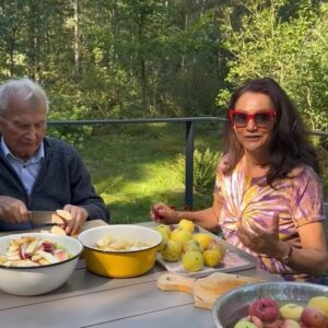 Małgorzata Pieczyńska Instagram - Jestem przyzwyczajona do surowych soków. Wolnoobrotowe wyciskarki są wspaniałe i bardzo modne😜👍 Soku z Sokownika nie robiłam dawno ,bo miałam Do tego celu jeszcze po mamie , garnki aluminiowe. Aluminium podgrzewane do wysokich temperatur uwalnia się ( glin) do potraw i nie jest to optymalne. 🥺Teraz mam nowe bezpieczne naczynia I oczywiście skusiła mnie ta Aronia👍😜 Rezultat przerósł  moje  oczekiwania. 👍😜Sok wyszedł pyszny, esencjonalny. Nadaje się na gorąco do herbaty albo na zimno rozwadniany ❤️ aronia ma grubą skórkę, więc trzeba uzbroić się w cierpliwość, dwa wiadra owocu, dały 10 l esencjonalnego soku👍😜 W międzyczasie posypywałam Aronię cukrem. W sumie na 10 l soku wyszło 2 kg cukru. Zdecydowanie warto to zrobić, polecam👍😜♥️
Acha ! I tacie bardzo smakuje co w sumie jest super ważne👍

#mazowieckawieś #aronia #sokzaronii #domoweprzetwory #przetworynazimę #rodzinnaatmosfera #slowlife
