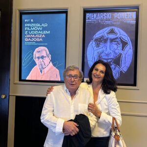 Małgorzata Pieczyńska Instagram - Janusz Gajos to wspaniały kolega, wybitny aktor, zaangażowany obywatel👍♥️👍 spotkanie z nim przed kamerą, na scenie,
 czy prywatnie, to niewyobrażalna przyjemność! sama sobie zazdroszczę😜 Tym razem w kinie Kultura  przy okazji uroczystego pokazu „Piłkarskiego pokera” W reżyserii Janusza Zaorskiego. ile serdeczności, wspomnień ile radości❤️❤️❤️👍👍👍

#czarwspomnień #piłkarskipoker #kinopolskie #aktorskieżycie