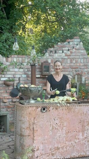 Malin Persson Instagram - Will never peel the regular way again!🍎🍏
Have you tried?

#appleseason #homegrown #veggiegarden #seasonpoetry #countryliving #gardeninspiration #gardenlove #trädgårdsinspiration #trädgårdstider #harvest