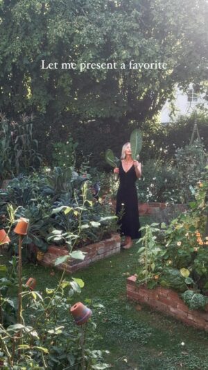 Malin Persson Instagram - Ett fantastiskt kulturarv - Palmkålen Nero di Toscana💚 Älskar dess mörkt blågröna blad med en lite ljusare mittnerv. Jag använder Palmkålen både färsk i sallader och som tillagad. Den är dessutom supervacker i både blomsterrabatten och i buketten.
En favorit helt enkelt! 

Spara eller lägg på minnet till nästa år 🚩

#gardendesign #gardeninspiration @floreagarden #growyourownfood #odlahemma #odlaätbart #odlagrönsaker #scandihome #mygarden #florea