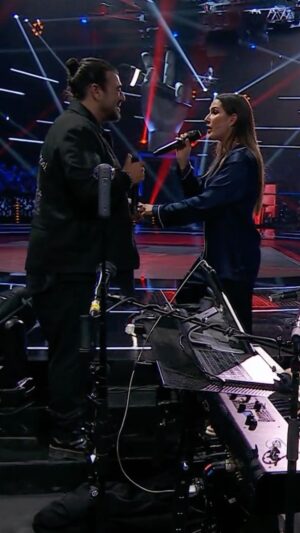 Malú Instagram - La magia vuelve a ocurrir en el plató de #LaVoz. ✨ 

Con 28 o con los años que sean, esta canción siempre nos devolverá la vida. ❤️