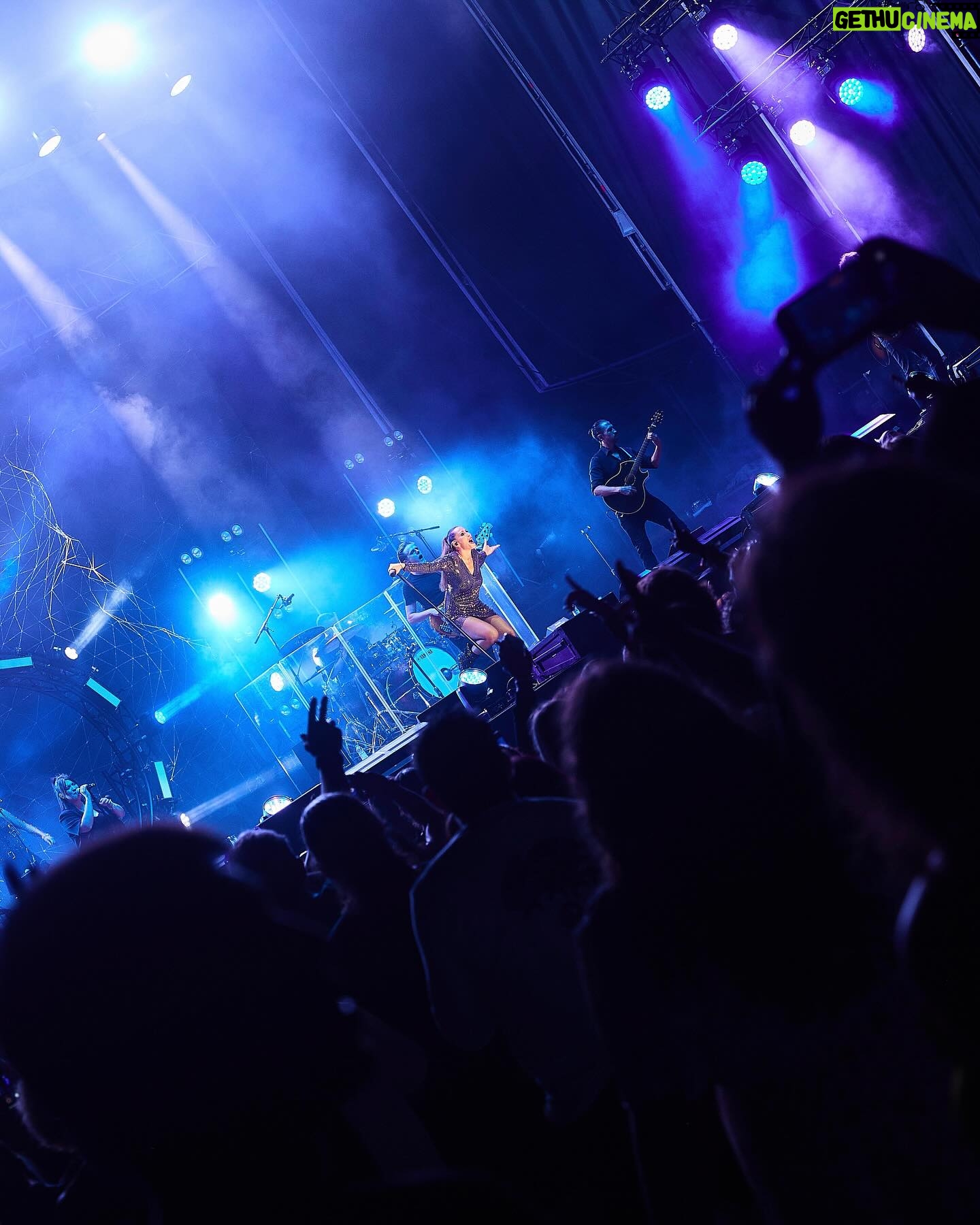 Malú - 20.2K Likes - Mi gente de Alcalá de Henares!!!! Q gran noche a vuestro lado!!!! Esa energía, esas ganas de disfrutar y cantar juntos. Millones de gracias por compartir taaaaaanto con nosotros. Os quieroooooooo!!! 🤟🏼🤟🏼🤟🏼
Dónde nos volvemos a ver??? Q este Tour sigueeee!!! Vamooooooos!!!
📸 @salvamuste
