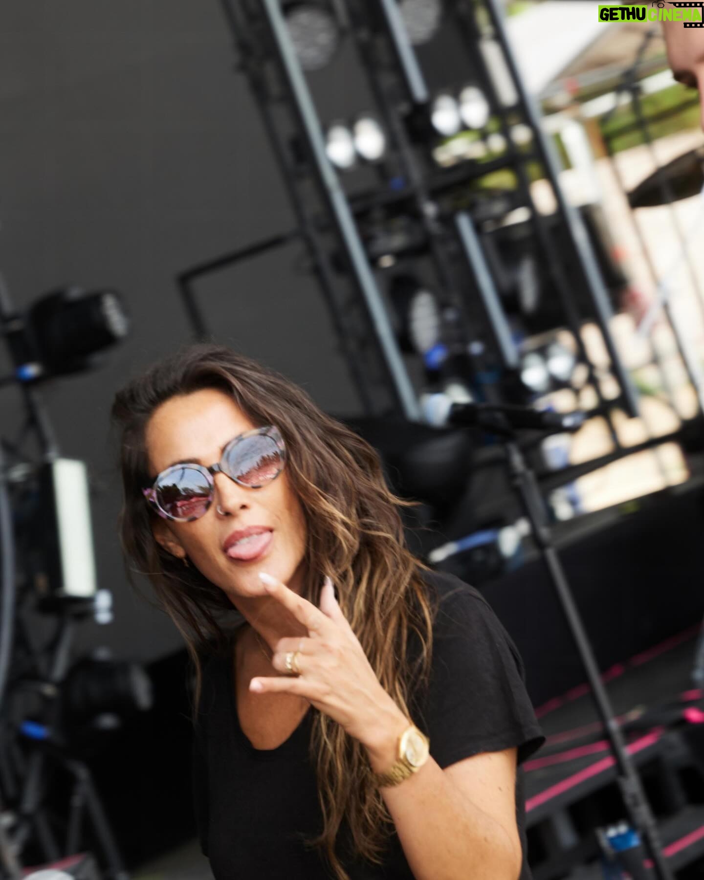 Malú - 20.2K Likes - Mi gente de Alcalá de Henares!!!! Q gran noche a vuestro lado!!!! Esa energía, esas ganas de disfrutar y cantar juntos. Millones de gracias por compartir taaaaaanto con nosotros. Os quieroooooooo!!! 🤟🏼🤟🏼🤟🏼
Dónde nos volvemos a ver??? Q este Tour sigueeee!!! Vamooooooos!!!
📸 @salvamuste
