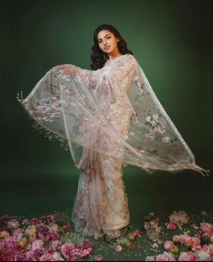 Mamitha Baiju Instagram - August in my memories✨
.
Styled by @styyledbyjoe @joe_elize_joy
Photography @merin__georg
MUAH @makeup_by.aju
Outfit @indrasdesigns
Location @tinyturtle.media
Shoot coordination @jubin_vincent