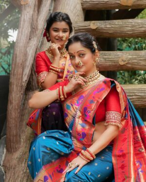 Manasi Naik Instagram - गवर गौरी ग गौरी ग,
झिम्मा फुगडी खेळू दे,
हिरव्या रानात रानात
गवर माझी नाचू दे
गौरी पूजनाच्या हार्दिक शुभेच्छा 🌺🌺

An Exclusive with @nathicha__nakhara 🎬😇

Jewellery 🎀 @nathicha__nakhara 
MUA 🎀 @neeta_kudale_  and @hair_by_monali 
Outfit 🎀 @shobha_designer_24 
Photography 🎀 @image.pro.studio 
Location 🎀 @forest_home_villa 
Saree drape 🎀 @santoshikadam81
Nails 🎀 @nailartstudio_lokhndwala