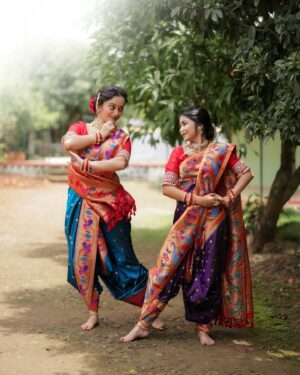 Manasi Naik Instagram - गवर गौरी ग गौरी ग,
झिम्मा फुगडी खेळू दे,
हिरव्या रानात रानात
गवर माझी नाचू दे
गौरी पूजनाच्या हार्दिक शुभेच्छा 🌺🌺

An Exclusive with @nathicha__nakhara 🎬😇

Jewellery 🎀 @nathicha__nakhara 
MUA 🎀 @neeta_kudale_  and @hair_by_monali 
Outfit 🎀 @shobha_designer_24 
Photography 🎀 @image.pro.studio 
Location 🎀 @forest_home_villa 
Saree drape 🎀 @santoshikadam81
Nails 🎀 @nailartstudio_lokhndwala