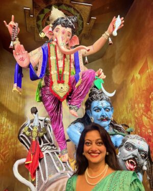 Manasi Naik Instagram - स्वर्गात पण जे सुख मिळणार नाही
ते तुझ्या चरणाशी आहे.
कितीही मोठी समस्या असुदे बाप्पा
तुझ्या नावातच समाधान आहे 🌺
माझं आणि बाप्पाचं खूप छान नातं आहे
जिथे मी जास्त मागत नाही
आणि बाप्पा मला कधी कमी पडू देत नाही🙏🏻
Ganesh Chaturthi chya sarwanna Manapasun Khup Shubbeccha ❤️
Ganpati Bappa Moraya 😇🙏🏻

Ganesh Chaturthi 2024 👱🏻‍♀️🫶🏻🎀