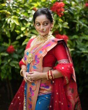Manasi Naik Instagram - संकटावर अशा रितीने तुटून पडा की, जिंकलो तरी इतिहास आणि हरलो तरी इतिहासच…🎬👸🏻❤️🫶🏻🎀

An Exclusive with @nathicha__nakhara 🎬😇

Jewellery 🎀 @nathicha__nakhara 
MUA 🎀 @neeta_kudale_  and @hair_by_monali 
Outfit 🎀 @shobha_designer_24 
Photography 🎀 @image.pro.studio 
Location 🎀 @forest_home_villa 
Saree drape 🎀 @santoshikadam81
Nails 🎀 @nailartstudio_lokhndwala