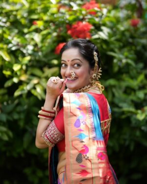 Manasi Naik Instagram - संकटावर अशा रितीने तुटून पडा की, जिंकलो तरी इतिहास आणि हरलो तरी इतिहासच…🎬👸🏻❤️🫶🏻🎀

An Exclusive with @nathicha__nakhara 🎬😇

Jewellery 🎀 @nathicha__nakhara 
MUA 🎀 @neeta_kudale_  and @hair_by_monali 
Outfit 🎀 @shobha_designer_24 
Photography 🎀 @image.pro.studio 
Location 🎀 @forest_home_villa 
Saree drape 🎀 @santoshikadam81
Nails 🎀 @nailartstudio_lokhndwala