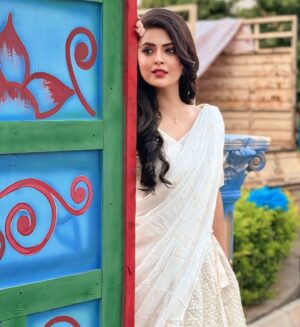 Mansi Joshi Instagram - Once you make a decision, the universe conspires to make it happen. 💖🕊️And it is happening 🙈❤️

Outfit by @the.clothkitchen_official_ 😍

#nandha #chandrakantham #asianet #mansijoshi #postoftheday #dheecelebrityspecial #etvtelugu
