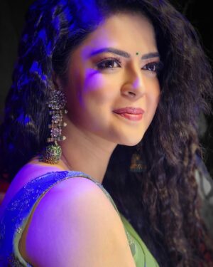 Mansi Joshi Instagram - Wearing saree and being graceful 💫🙈❤️

Thank you @shashi_master_danster for these beautiful pictures 😁

Outfit by @the.clothkitchen_official_ for my DHEE celebrity show ❤️

Makeup by @vamshi_artistry ☺️

#mansijoshi #dheecelebrityspecial #nandha