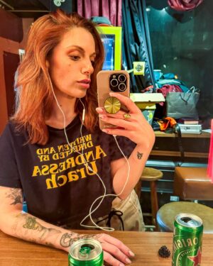 Marcela Lahaud Instagram - Pra não dizer que só tenho foto no espelho no elevador 💁‍♀️✨

.
.
#selfie #picsart #picoftheday
