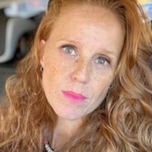 María Castro Instagram - Los viajes a Galicia no siempre son por una “buena razón”. Aunque quizá, el que puedas descansar al fin, tal y como tú querías, sea la mejor de las razones

Gracias por tu ejemplo. Tus enseñanzas, y tu forma de afrontar esta etapa, te han convertido en el mejor de los enfermos.

Y gracias tamb mamá, tía Cris y tía Victoria… por vuestra dedicación, amor y entrega. Y por recordarnos a todos los sobrinos una vez más, el verdadero significado de la FAMILIA, y concretamente de la palabra HERMANO… con todo lo mucho que conlleva. 

Hasta siempre tío Rafa. 
Fin de tu particular vuelta ciclista. 
Nos quedamos con la felicidad de saber que has disfrutado de cada una de las etapas.
Te queremos.