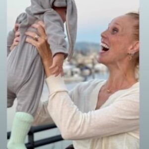 María Castro Instagram - En fin, conejita mía, pues hasta aquí Baiona.

Mi verano, nuestro verano. El verano de esta familia numerosa está llegando a su fin.
Nos queda una aventura que arrancamos mañana y con la que creo q me voy a enamorar de Galicia aún mas, pero mañana dejo/dejamos Baiona… y eso, eso siempre me marca!

Mi hermana y yo ya echamos la lloradita esta mañana y las que nos quedan… y es que sí, somos de “esas”, sí! Pero no hay como sentir y dejarlo salir!

Me es imposible irme de aquí, sin recordar el “cómo” me iba cuando era niña… mirando por la ventanilla para despedirme del mar, mientras mi propio mar salado en forma de lágrimas, se deslizaba por mis mejillas pecosas hasta Vigo.

Ahora la “lloraera” no me dura hasta Madrid, pero en Benavente igual aún “goteo” algo!

Que sí… que me vuelvo con la familia elegida… pero la que me ha tocado se me sigue quedando atrás, y no hay un solo día en mi vida madrileña que no eche de menos algo tan sencillo como poder llamar a mi hermana por teléfono, una tarde cualquiera, para tomar un café cualquiera, en un bar cualquiera… y sacando cualquier tema sin importancia. Y eso a día de hoy, pues no se puede!

Supongo q el día que decidí irme a Madrid con la mochila a cuestas, para ser Lucía en SMS y La Jessi un pelín más tarde, ciertas cosas como estas iban implícitas en la experiencia… sólo que la experiencia se me ha alargado un poco en forma de FAMILIA… y eso ya es más difícil de desplazar.

Bueno Baiona… te veo el año que viene… porque como decía desde bien pequeña, aquí se respira diferente.