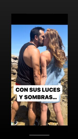 María Castro Instagram - A veces en la vida nos centramos tanto en todo lo que tenemos que hacer, que se nos olvida tomarnos un momento para apreciar lo que realmente importa: disfrutar de las pequeñas cosas de la vida. 

Como los momentos del baño con mis hijas. Me pasa con el olor a los aromas icónicos de @ricitosdeoro_esp , que son productos elaborados a base de ingredientes naturales, hipoalergénicos y testados dermatológicamente… o con tantos momentos divertidos en familia que pasamos gracias a su tapón sonajero dosificador. 
Algo que, sin duda, quedará en mi memoria como un momento mágico y único con mis hijas.
#publicidad