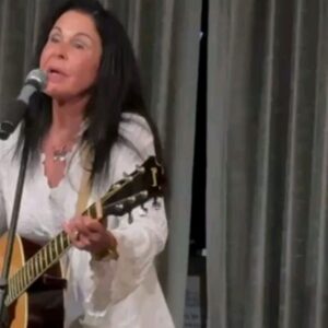 María Conchita Alonso Instagram - Video in English. Canción en Castellano..
En el video le digo a Kim, pues no puede pronunciar mi nombre, que es María Con...chita, la novia (mono) de Tarzán 😄 
ADVERTENCIA 🙃: No, en mis shows/conciertos no me visto así; me maquillo y luzco sexy y bonita😉, aquí estamos todos tranquilos, relax, naturales, sin pretenciones.
Venimos a aprender, crecer espiritualmente, sanar nuestros cuerpos y mente.

IN MY concerts I do wear make up and look good, I swear! 🥰. Here we are just in search of feeling good, body, mind & spirit. Not looking "fancy". #Blessings!

#MariaConchita
#MariaConchitaÚnica
#MariaConchitaAlonso 
#Bendiciones