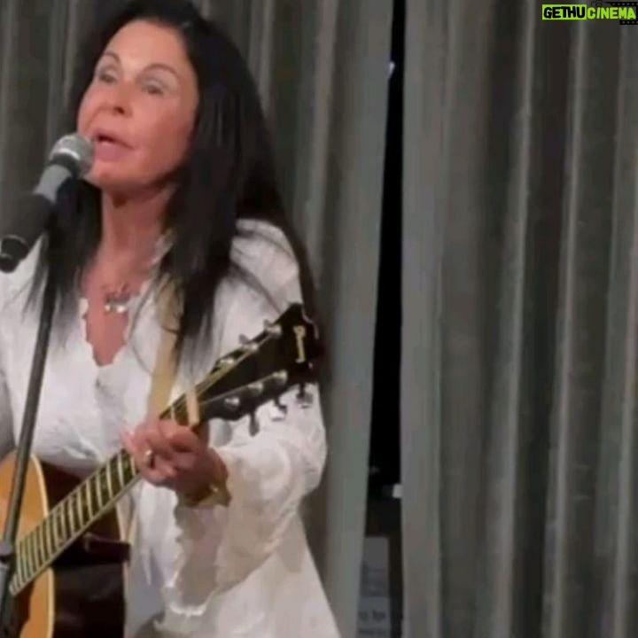 María Conchita Alonso - 3.4K Likes - Video in English. Canción en Castellano..
En el video le digo a Kim, pues no puede pronunciar mi nombre, que es María Con...chita, la novia (mono) de Tarzán 😄
ADVERTENCIA 🙃: No, en mis shows/conciertos no me visto así; me maquillo y luzco sexy y bonita😉, aquí estamos todos tranquilos, relax, naturales, sin pretenciones.
Venimos a aprender, crecer espiritualmente, sanar nuestros cuerpos y mente.
IN MY concerts I do wear make up and look good, I swear! 🥰. Here we are just in search of feeling good, body, mind & spirit. Not looking "fancy". #Blessings!
#MariaConchita
#MariaConchitaÚnica
#MariaConchitaAlonso
#Bendiciones