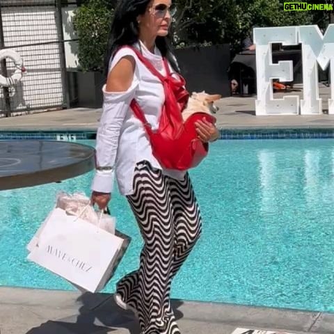 María Conchita Alonso - 2.3K Likes - Ya empezó la temporada más divertida del año en Hollywood para los miembros de la Academia (votamos en los Oscars) y de SAG (sindicato de actores); temporada de premios y con ello invitaciones a ver pelis (fiestas, almuerzos, Cocktails, y cenas incluido 😃) y a "gifting suites" como ésta (nos obsequian productos nuevos en el mercado y toman fotos con los regalos para darlos a conocer).
🖥🎭
The fun season has began for us actors members of the Academy of Motion Pictures and #SAG. And it started great with the #Emmys and "Harvest, the Premier Celebrity Gifting Suites"; we will see lots of movies, fun people, go to parties, cocktails and mingle with industry fellow actors.
🏆🎬🎦
#MariaConchita
#MariaConchitaÚnica
#MariaConchitaAlonso
#giftingsuite
#Hollywood
#emmy
#emmyawards
#oscar
#theoscars
#screening