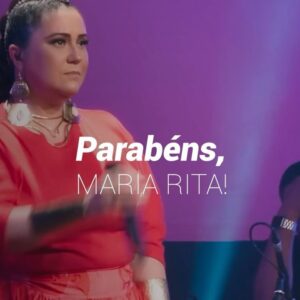 Maria Rita Instagram - Hoje é dia da nossa patroa, a rainha que encanta e emociona a todos nós! Trabalhar com essa mulher incrível é uma honra, uma verdadeira aula de dedicação, talento e amor pelo que faz.

Nação bacanuda, vamos encher essa timeline de carinho? 🌟 

Sabiam que a própria Maria adora ler os comentários? Então, deixe sua mensagem especial aqui e aproveite para adicionar uma homenagem ao carrossel colaborativo! Pode ser uma foto, um vídeo, ou qualquer mídia que você gostaria que ela visse nesse dia tão especial. Vamos celebrar com muito amor! 🎉❤️

#PraTodosVerem Carossel com uma arte digital e o texto “Parabéns, Maria Rita” sobre o vídeo dela cantando. Maria Rita está vestida de vermelho, em cima do palco, e seu cabelo com uma trança única. E uma segunda arte digital com o texto “Deixe aqui sua homenagem à Maria” sobre uma foto dela sorrindo com o microfone na mão, vestida de vermelho e o cabelo com uma trança única.