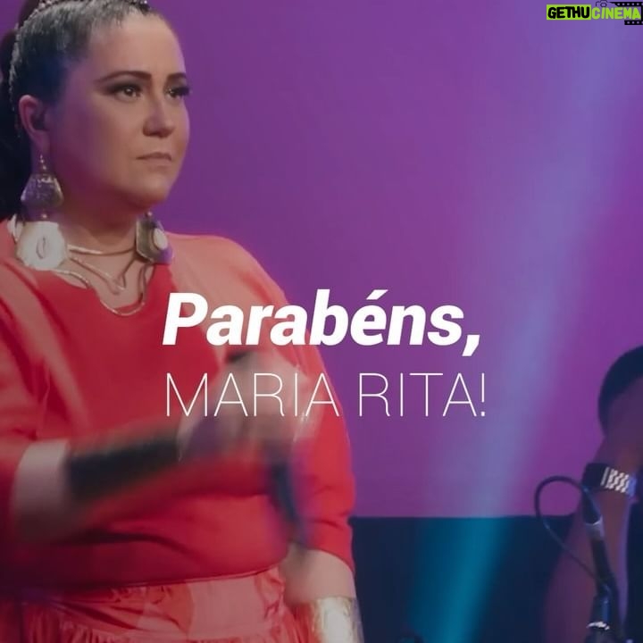 Maria Rita - 33.3K Likes - Hoje é dia da nossa patroa, a rainha que encanta e emociona a todos nós! Trabalhar com essa mulher incrível é uma honra, uma verdadeira aula de dedicação, talento e amor pelo que faz.
Nação bacanuda, vamos encher essa timeline de carinho? 🌟
Sabiam que a própria Maria adora ler os comentários? Então, deixe sua mensagem especial aqui e aproveite para adicionar uma homenagem ao carrossel colaborativo! Pode ser uma foto, um vídeo, ou qualquer mídia que você gostaria que ela visse nesse dia tão especial. Vamos celebrar com muito amor! 🎉❤️
#PraTodosVerem Carossel com uma arte digital e o texto “Parabéns, Maria Rita” sobre o vídeo dela cantando. Maria Rita está vestida de vermelho, em cima do palco, e seu cabelo com uma trança única. E uma segunda arte digital com o texto “Deixe aqui sua homenagem à Maria” sobre uma foto dela sorrindo com o microfone na mão, vestida de vermelho e o cabelo com uma trança única.