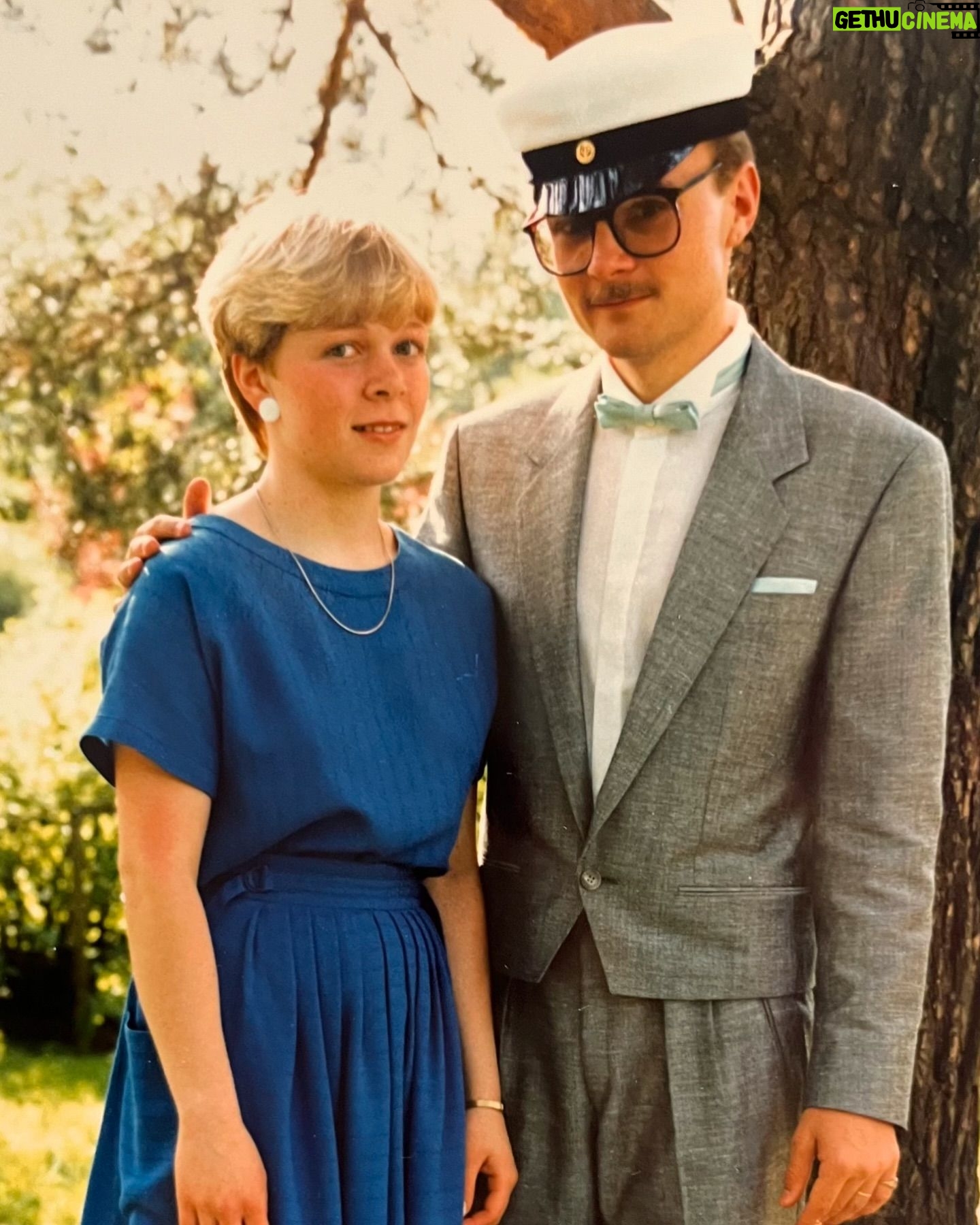 Maria Veitola - 51.4K Likes - Urheilutoimittajalegenda Tapio Suominen menehtyi tänä kesänä. Hän sairasti kaksisuuntaista mielialahäiriötä ja puhui siitä avoimesti.
Minuun otti yhteyttä Tapion entinen puoliso Birgit. Hän oli Tapion paras ystävä ja lähestulkoon ainoa tuki. Vaikka Birgit kaihtaa julkisuutta, hän koki tärkeäksi tuoda kaksisuuntaista mielialahäiriötä ja läheisen kokemusta siitä näkyväksi.
Terveyden pettäminen on aina hirveää. Erityisen hirveää on, kun se tapahtuu peruuttamattomasti, eikä sairauteen ole parannuskeinoa.
Yhteiskunnan alati vähenevät terveydenhuollon resurssit tekevät avun saamisesta entistä vaikeampaa. Liian usein sairastuneet jäävät läheistensä kannateltaviksi.
Ne vähäisetkin terveydenhuollon tarjoamat katseet ja resurssit ovat itse sairastuneessa, jolloin hänen läheisensä jäävät yksin, ilman tarvitsemaansa tukea ja apua.
Kaksisuuntainen mielialahäiriö kasvattaa merkittävästi itsemurhariskiä ja on aidosti hengenvaarallinen sairaus.
Tämä on Birgitin tarina elämästä kaksisuuntaisesta mielialahäiriötä sairastaneen rakkaan rinnalla.