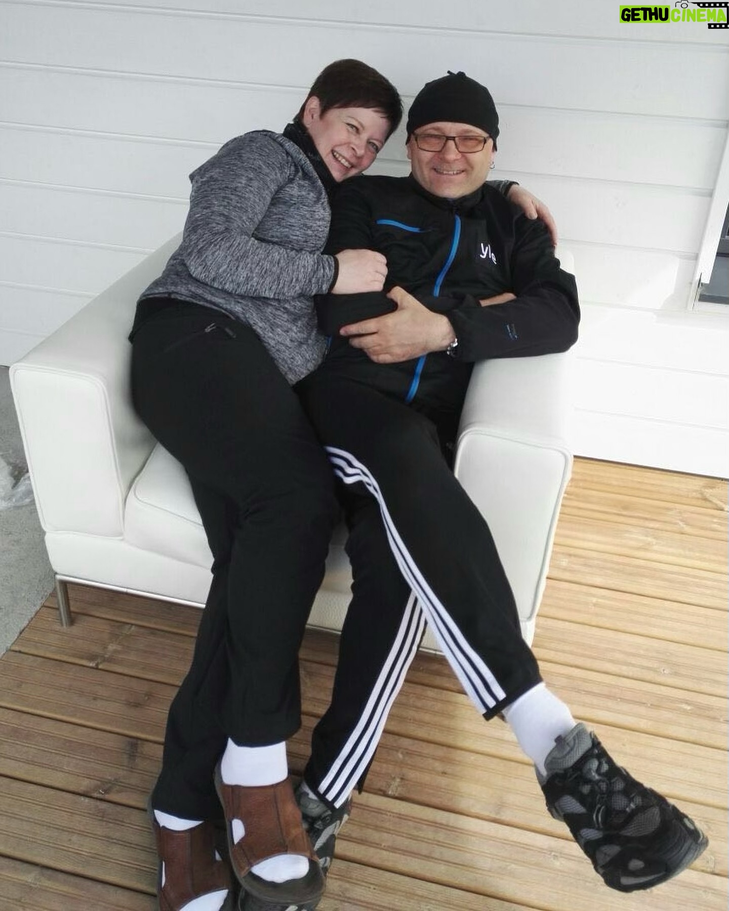 Maria Veitola - 51.4K Likes - Urheilutoimittajalegenda Tapio Suominen menehtyi tänä kesänä. Hän sairasti kaksisuuntaista mielialahäiriötä ja puhui siitä avoimesti.
Minuun otti yhteyttä Tapion entinen puoliso Birgit. Hän oli Tapion paras ystävä ja lähestulkoon ainoa tuki. Vaikka Birgit kaihtaa julkisuutta, hän koki tärkeäksi tuoda kaksisuuntaista mielialahäiriötä ja läheisen kokemusta siitä näkyväksi.
Terveyden pettäminen on aina hirveää. Erityisen hirveää on, kun se tapahtuu peruuttamattomasti, eikä sairauteen ole parannuskeinoa.
Yhteiskunnan alati vähenevät terveydenhuollon resurssit tekevät avun saamisesta entistä vaikeampaa. Liian usein sairastuneet jäävät läheistensä kannateltaviksi.
Ne vähäisetkin terveydenhuollon tarjoamat katseet ja resurssit ovat itse sairastuneessa, jolloin hänen läheisensä jäävät yksin, ilman tarvitsemaansa tukea ja apua.
Kaksisuuntainen mielialahäiriö kasvattaa merkittävästi itsemurhariskiä ja on aidosti hengenvaarallinen sairaus.
Tämä on Birgitin tarina elämästä kaksisuuntaisesta mielialahäiriötä sairastaneen rakkaan rinnalla.