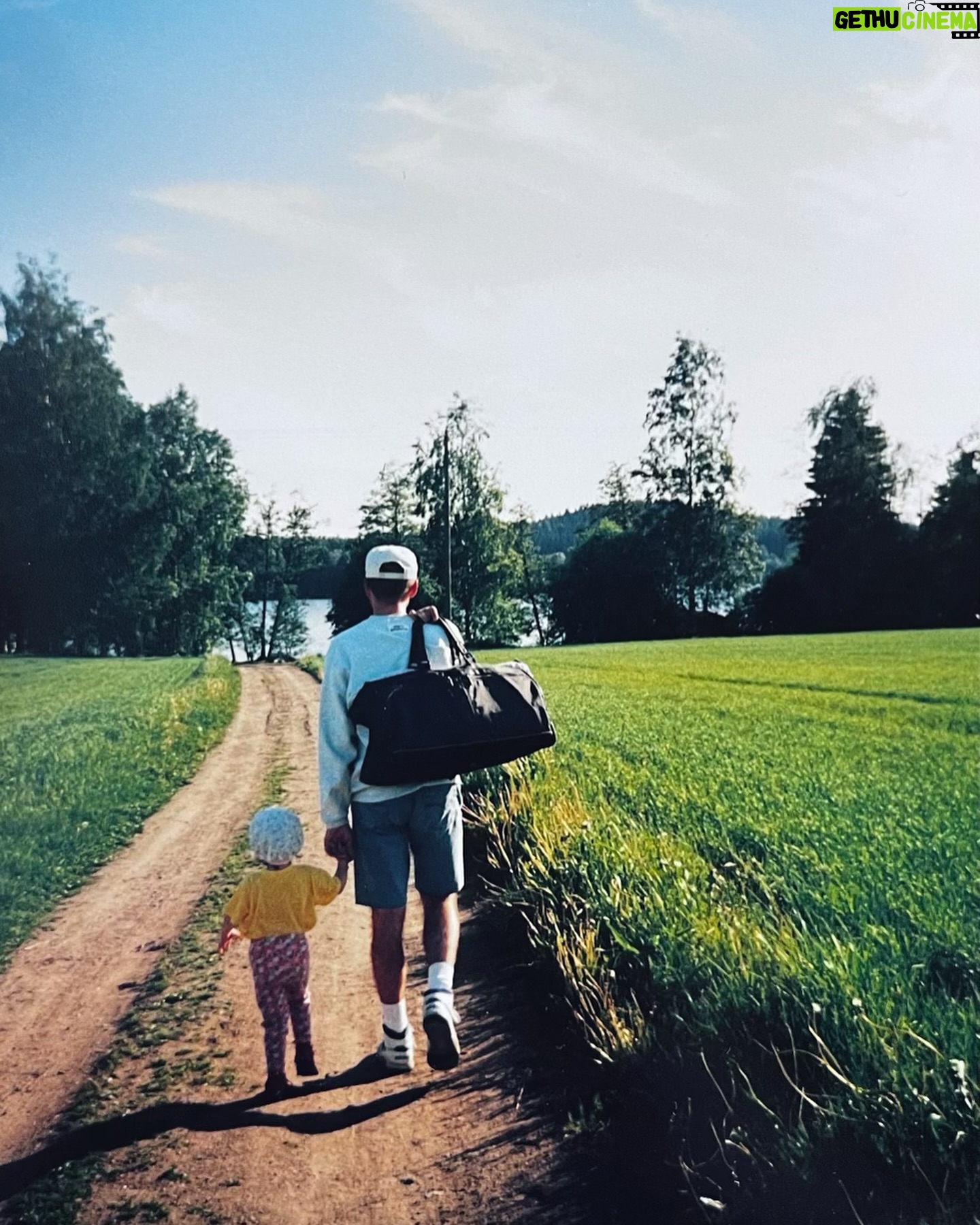 Maria Veitola - 30.1K Likes - Eilen kuulitte Tapio Suomisen ex-vaimon ja lapsen äidin, Birgitin kokemuksen siitä, millaista on elää kaksisuuntaista mielialahäiriötä sairastavan vierellä ja yrittää pitää tätä hengissä.
Kaksisuuntaisille mielialahäiriöille on ominaista vaihtelevin välein toisiaan seuraavat sairauden pahenemisjaksot joihin voi liittyä aistiharhoja tai harhaluuloja.
Mielen ylivirittymistila eli mania ja depressiojaksot vuorottelevat ja ne aiheuttavat monenlaisia lieveilmiöitä, kuten velka,- päihde- ja peliriippuvuusongelmia. Usein ikääntymisen myötä depression osuus sairaudenkuvassa korostuu.
Sairaudessa voi olla myös vähäoireisia tai kokonaan oireettomia jaksoja.
Tänään äänen saa Birgitin ja Tapion yhteinen lapsi, Siiri.
Hän kertoo millaista on, kun turvallinen vanhempi muuttuu joksikin ihan muuksi.
Kuka hoitaa perheen, kun joku sairastuu?
Miten kasvaa aikuiseksi ja oppia luottamaan siihen, että elämä kantaa - kun se ei kantanut isääkään?