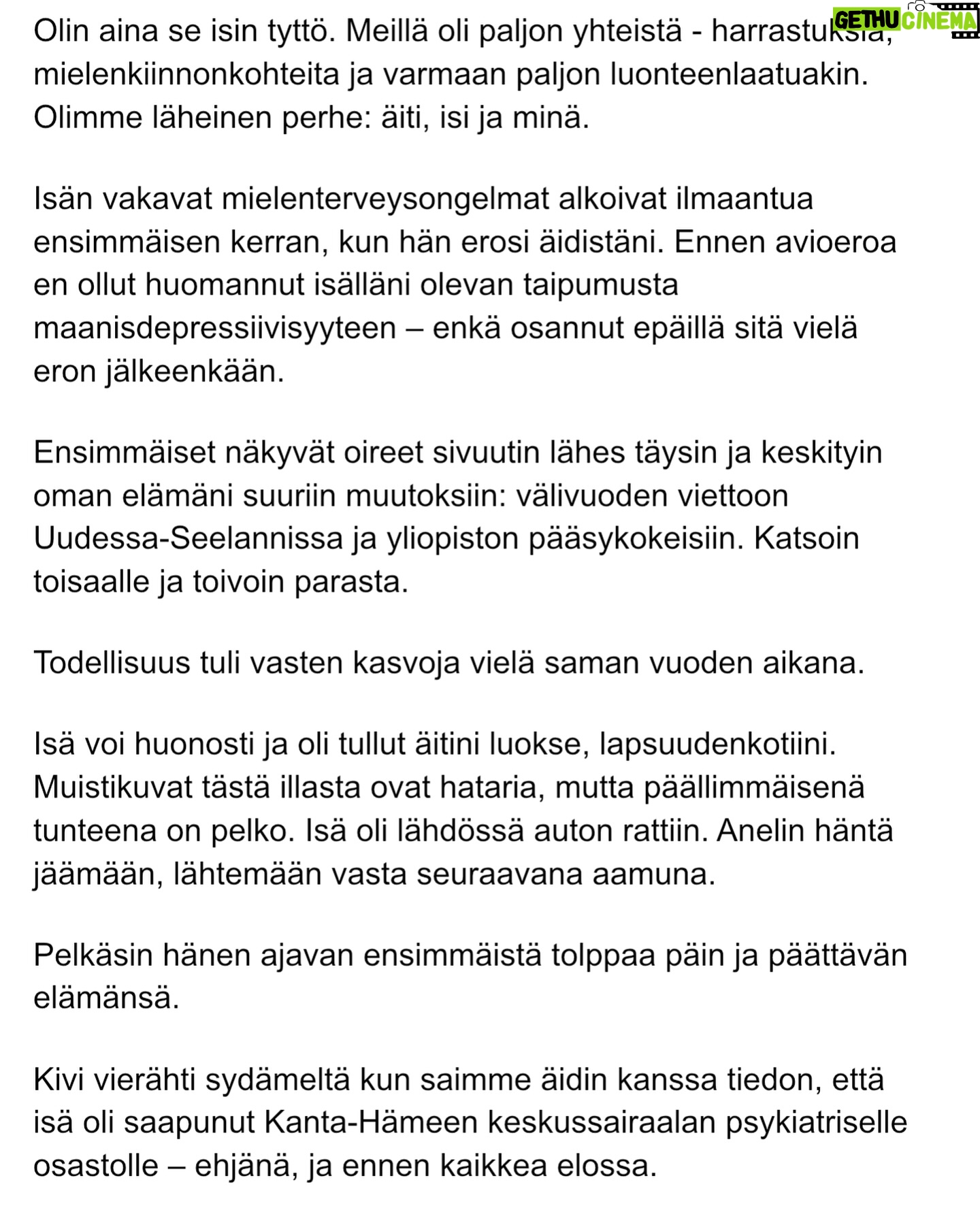 Maria Veitola - 30.1K Likes - Eilen kuulitte Tapio Suomisen ex-vaimon ja lapsen äidin, Birgitin kokemuksen siitä, millaista on elää kaksisuuntaista mielialahäiriötä sairastavan vierellä ja yrittää pitää tätä hengissä.
Kaksisuuntaisille mielialahäiriöille on ominaista vaihtelevin välein toisiaan seuraavat sairauden pahenemisjaksot joihin voi liittyä aistiharhoja tai harhaluuloja.
Mielen ylivirittymistila eli mania ja depressiojaksot vuorottelevat ja ne aiheuttavat monenlaisia lieveilmiöitä, kuten velka,- päihde- ja peliriippuvuusongelmia. Usein ikääntymisen myötä depression osuus sairaudenkuvassa korostuu.
Sairaudessa voi olla myös vähäoireisia tai kokonaan oireettomia jaksoja.
Tänään äänen saa Birgitin ja Tapion yhteinen lapsi, Siiri.
Hän kertoo millaista on, kun turvallinen vanhempi muuttuu joksikin ihan muuksi.
Kuka hoitaa perheen, kun joku sairastuu?
Miten kasvaa aikuiseksi ja oppia luottamaan siihen, että elämä kantaa - kun se ei kantanut isääkään?