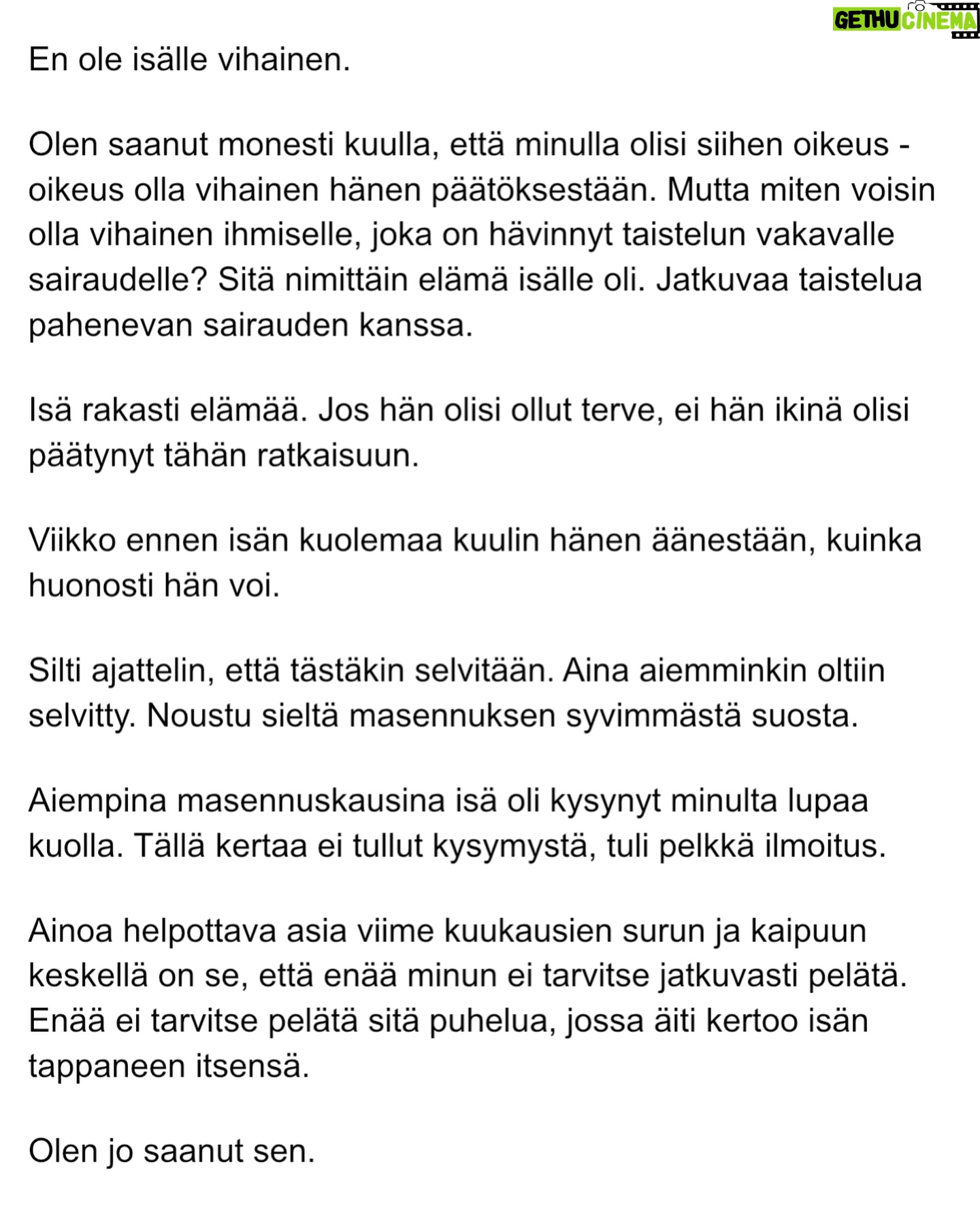 Maria Veitola - 30.1K Likes - Eilen kuulitte Tapio Suomisen ex-vaimon ja lapsen äidin, Birgitin kokemuksen siitä, millaista on elää kaksisuuntaista mielialahäiriötä sairastavan vierellä ja yrittää pitää tätä hengissä.
Kaksisuuntaisille mielialahäiriöille on ominaista vaihtelevin välein toisiaan seuraavat sairauden pahenemisjaksot joihin voi liittyä aistiharhoja tai harhaluuloja.
Mielen ylivirittymistila eli mania ja depressiojaksot vuorottelevat ja ne aiheuttavat monenlaisia lieveilmiöitä, kuten velka,- päihde- ja peliriippuvuusongelmia. Usein ikääntymisen myötä depression osuus sairaudenkuvassa korostuu.
Sairaudessa voi olla myös vähäoireisia tai kokonaan oireettomia jaksoja.
Tänään äänen saa Birgitin ja Tapion yhteinen lapsi, Siiri.
Hän kertoo millaista on, kun turvallinen vanhempi muuttuu joksikin ihan muuksi.
Kuka hoitaa perheen, kun joku sairastuu?
Miten kasvaa aikuiseksi ja oppia luottamaan siihen, että elämä kantaa - kun se ei kantanut isääkään?