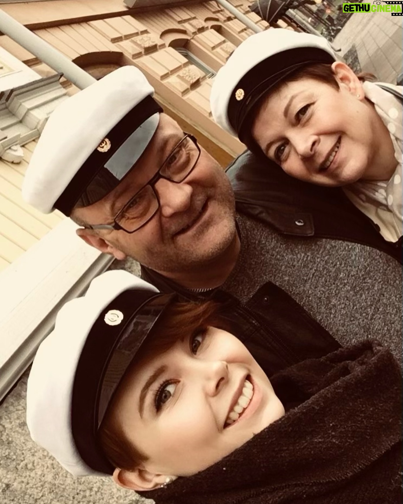 Maria Veitola - 30.1K Likes - Eilen kuulitte Tapio Suomisen ex-vaimon ja lapsen äidin, Birgitin kokemuksen siitä, millaista on elää kaksisuuntaista mielialahäiriötä sairastavan vierellä ja yrittää pitää tätä hengissä.
Kaksisuuntaisille mielialahäiriöille on ominaista vaihtelevin välein toisiaan seuraavat sairauden pahenemisjaksot joihin voi liittyä aistiharhoja tai harhaluuloja.
Mielen ylivirittymistila eli mania ja depressiojaksot vuorottelevat ja ne aiheuttavat monenlaisia lieveilmiöitä, kuten velka,- päihde- ja peliriippuvuusongelmia. Usein ikääntymisen myötä depression osuus sairaudenkuvassa korostuu.
Sairaudessa voi olla myös vähäoireisia tai kokonaan oireettomia jaksoja.
Tänään äänen saa Birgitin ja Tapion yhteinen lapsi, Siiri.
Hän kertoo millaista on, kun turvallinen vanhempi muuttuu joksikin ihan muuksi.
Kuka hoitaa perheen, kun joku sairastuu?
Miten kasvaa aikuiseksi ja oppia luottamaan siihen, että elämä kantaa - kun se ei kantanut isääkään?