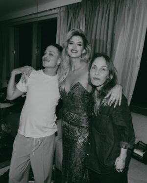María del Cerro Instagram - Una Noche Increíble, Gracias @telefe💙💚❤️ #martínfierro 
Gracias @bycrismorena por hacerme parte de tu Noche tan  Especial y merecida ✨✨✨
.
Un verdadero lujo Todo , los fotones de @daianarosembergph 📸📸📸📸📸
Mi Equipo del bien que lo dio todo!!
Mi vestido Superlativo @joti.harriague , te Pasaste !! 🔥
St @maiteirazu Te Amo ♥️
Mis joyas @floboskis.stad 💍 
Mi Pelito @eddierodriguez_23 Sos Increíble !😍
Mi Make Up @celesteuria ya no se que mas decirte 😂♥️😍