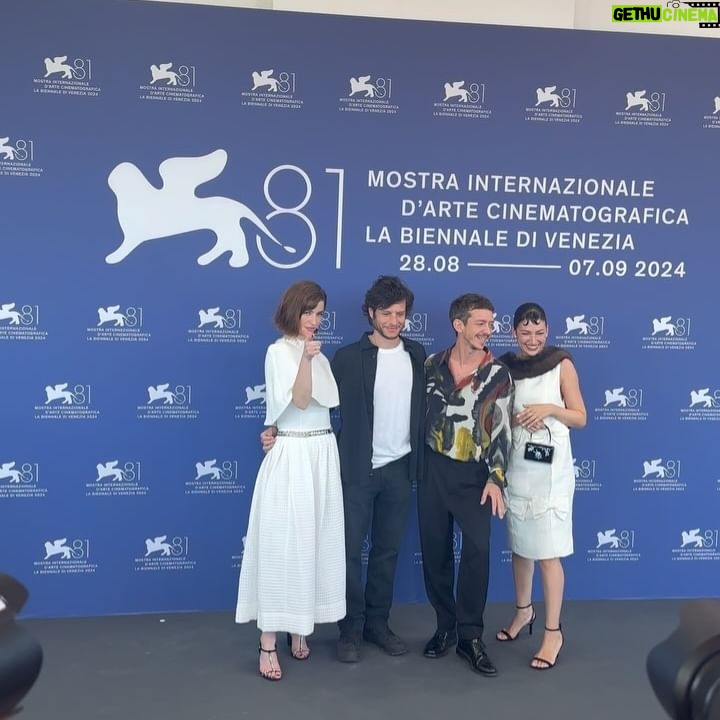 Mariana Di Girolamo - 32.4K Likes - Hoy en la rueda de prensa del Festival de Venecia con āEl Jockeyā de Luis Ortega @eldespachocine @rei___pictures š½ļø.
Un momento único que no hubiera sido posible sin el talento y apoyo de quienes me acompañaron:
@chanelofficial
@chanel.beauty
@veroluna.makeup
@_freddyalonso
Especiales gracias @constanzaportigliati @imc_management , @one__offartists , @reniparadar y @mesalafilms
#venicefilmfestival @labiennale #labiennalevenezia #eljockey