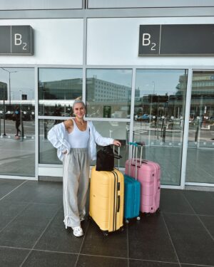Mariana Prachařová Instagram - ZMĚNA JE ŽIVOT & klidně jí můžete zkusit ve 30ti🇬🇧

na mě ani ne před týdnem čekal krok do neznáma. zkusit žít jinde, sama, od začátku, bez rodiny, kamarádů, bez bydlení, bez plánů.

& jsem tady, rozkoukávám se a nemám ponětí, co se stane, ale jenom vim, že jsem to potřebovala. tak uvidíme. nemám žádný očekávání, jak mi to změní život, ale jenom si myslim, že když něco takovýho chcete zkusit, tak to udělejte. i když se spálíte, i když na tom vyhoříte. já nechci jednou litovat, že jsem to neudělala a polemizovat nad tim, jaký by to bylo, kdybych to udělala.

nikdy neni pozdě začít tak nějak znova🇬🇧

#london #londonlife