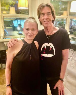 Marie Fredriksson Instagram - Backstage at Malmö Opera with the brilliant writer behind the Roxette musical, Jane Fallon!🌹🎯