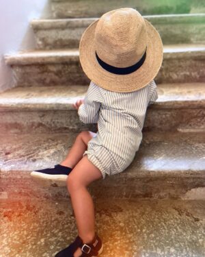 Marie Hennerez Instagram - Nos rêves ont besoin de beaucoup d’amour et de beaucoup de soin.
La mélodie du bonheur. 
☀️💙☀️