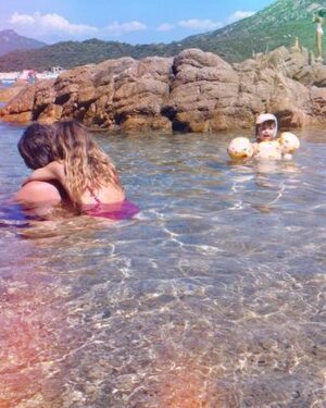 Marie Hennerez Instagram - Nos rêves ont besoin de beaucoup d’amour et de beaucoup de soin.
La mélodie du bonheur. 
☀️💙☀️