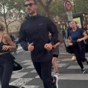 Marie Legault Instagram - Les belles émotions d’automne 🧡

🍁cette sensation après une bonne séance @bodybyanouk 😌
🍁yoga with my bestie @anouk.hamel 🧘🏻‍♀️
🍁Running Club animé par mon fils 🤗 @louishamel_ @keyjuiceparis 🏃‍♂️🥤
🍁le 1er latte tâches de rousseurs 😊

#autumnvibes🍁#yoga #running #sportmotivation #lifestyle #smiles #mannequinfemme #beauty