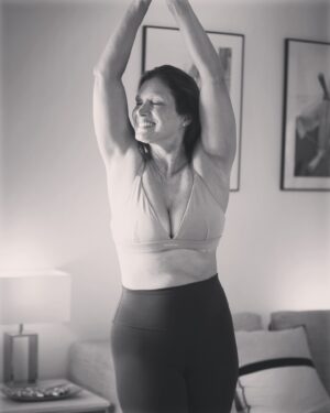 Marie Legault Instagram - Bouger pour se sentir bien 🖤🤍🩷

#bienêtre #bougerlibrementvivrepleinement #dancepassion #cultiverlebonheur #selfcare #bodybyanouk #pilates 

@bodybyanouk 
Retrouve des cours inspirants pour bouger avec bonheur!